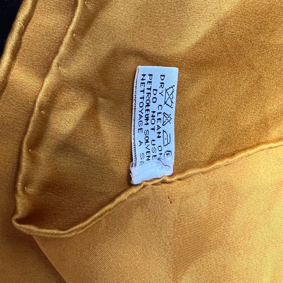 Holiday sale ! Chanel Silk Yellow scarf / White Floral Pattern 35 x 35 Vintage - Picture 6 of 7